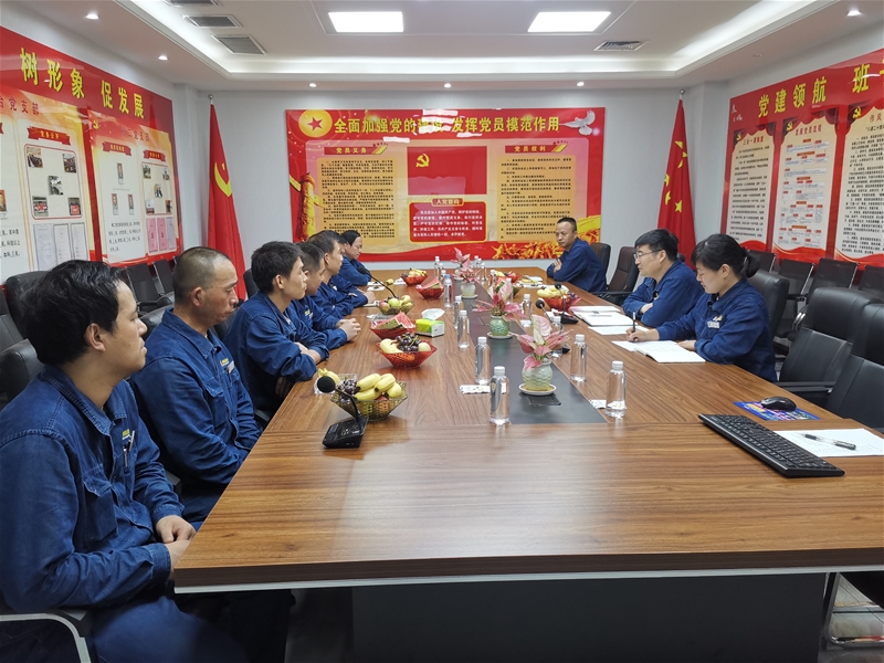 7月30日下午，軋鋼廠黨委組織召開“‘慶八一’學(xué)黨史  扛死肩   共奮進”復(fù)轉(zhuǎn)軍人座談會
